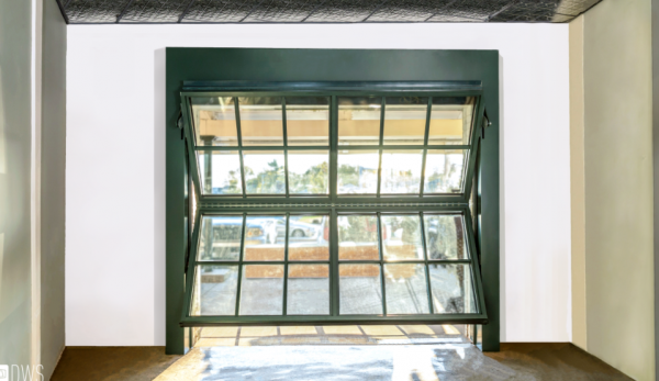 Garasi dengan Pintu Lipat dan Tampilan Futuristik